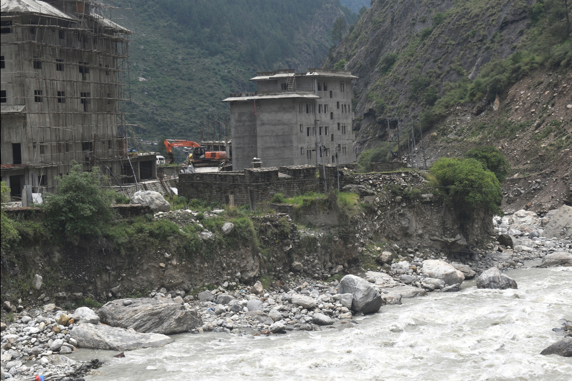 ल्होन्देखोलाको बाढीपछि रसुवागढीको भन्सार भवन जोखिममा, पुनःनिर्माण र तटबन्धको माग